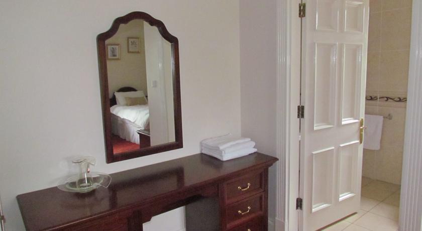 פורטומנה Gate Lodge B&B חדר תמונה